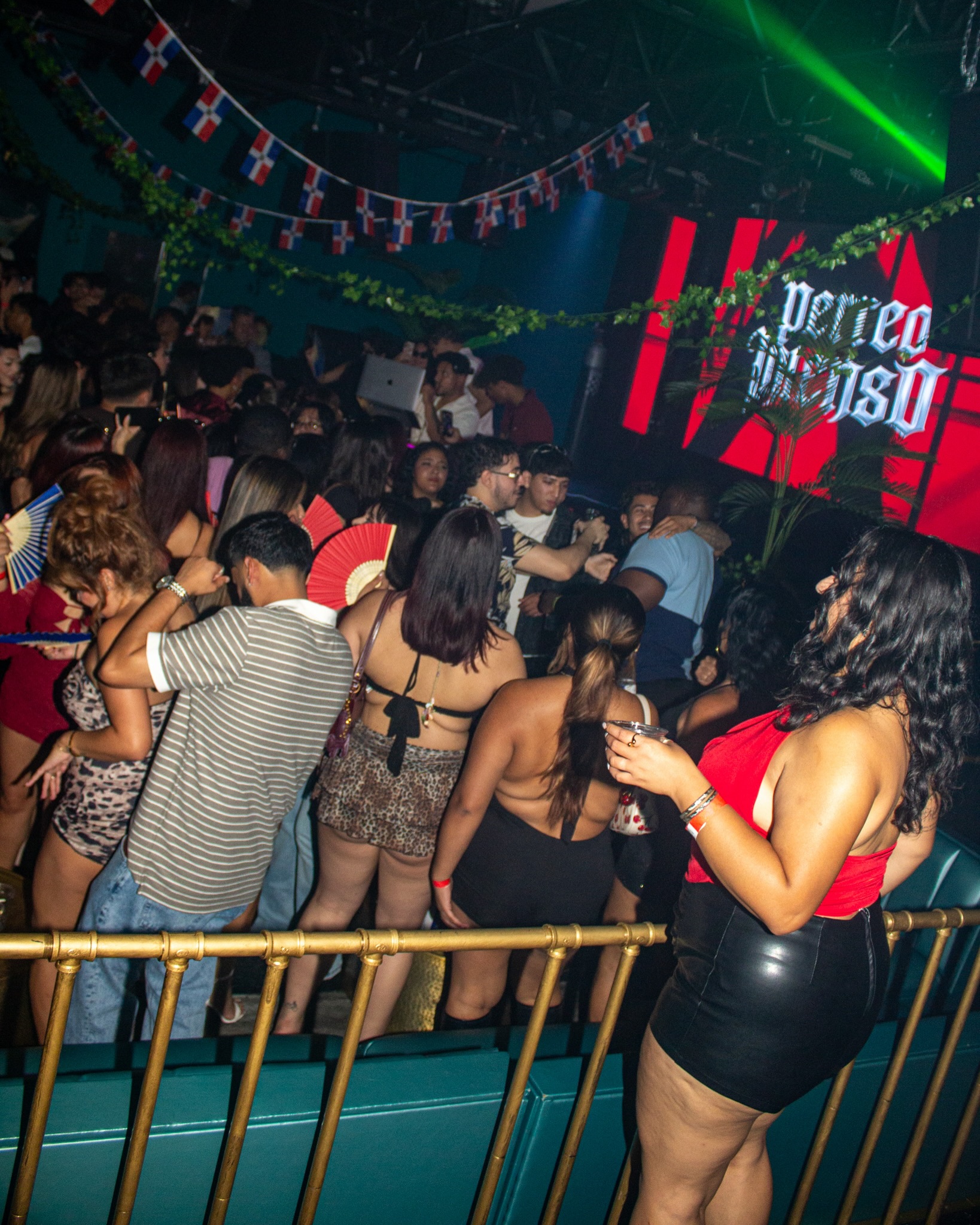 Perreo Intenso “Dominican Papi Edition” 🇩🇴🌴 @shots.by.basic just like always came with the heat 🔥 capturing amazing memories 📸 and the great performance of @djkennypereznj 🎧🙌🏽 that showed up and kept the ladies moving! 🍑😝 at @martinieventcenter 📍👀